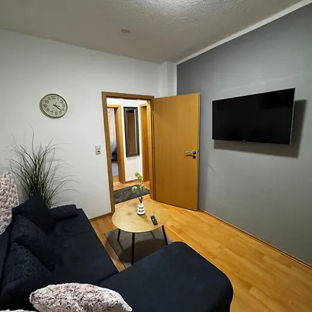 Preis Stadtoase Hbf Am Bahnhof Fuer Max 3 Personen Mit Boxspringbetten Schlafcouch Kueche Und 2x Tv Apartment Salzwedel