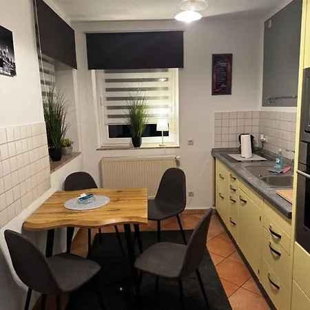 Preis Stadtoase Hbf Am Bahnhof Fuer Max 3 Personen Mit Boxspringbetten Schlafcouch Kueche Und 2x Tv Apartment